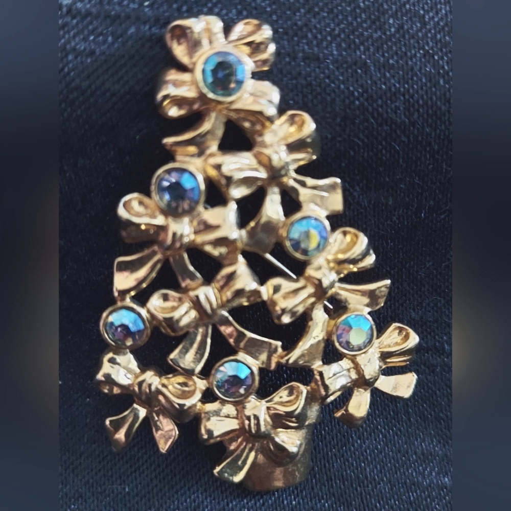 Avon Christmas Tree Pin
